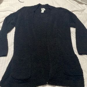 Black cardigan with long sleeves and pockets